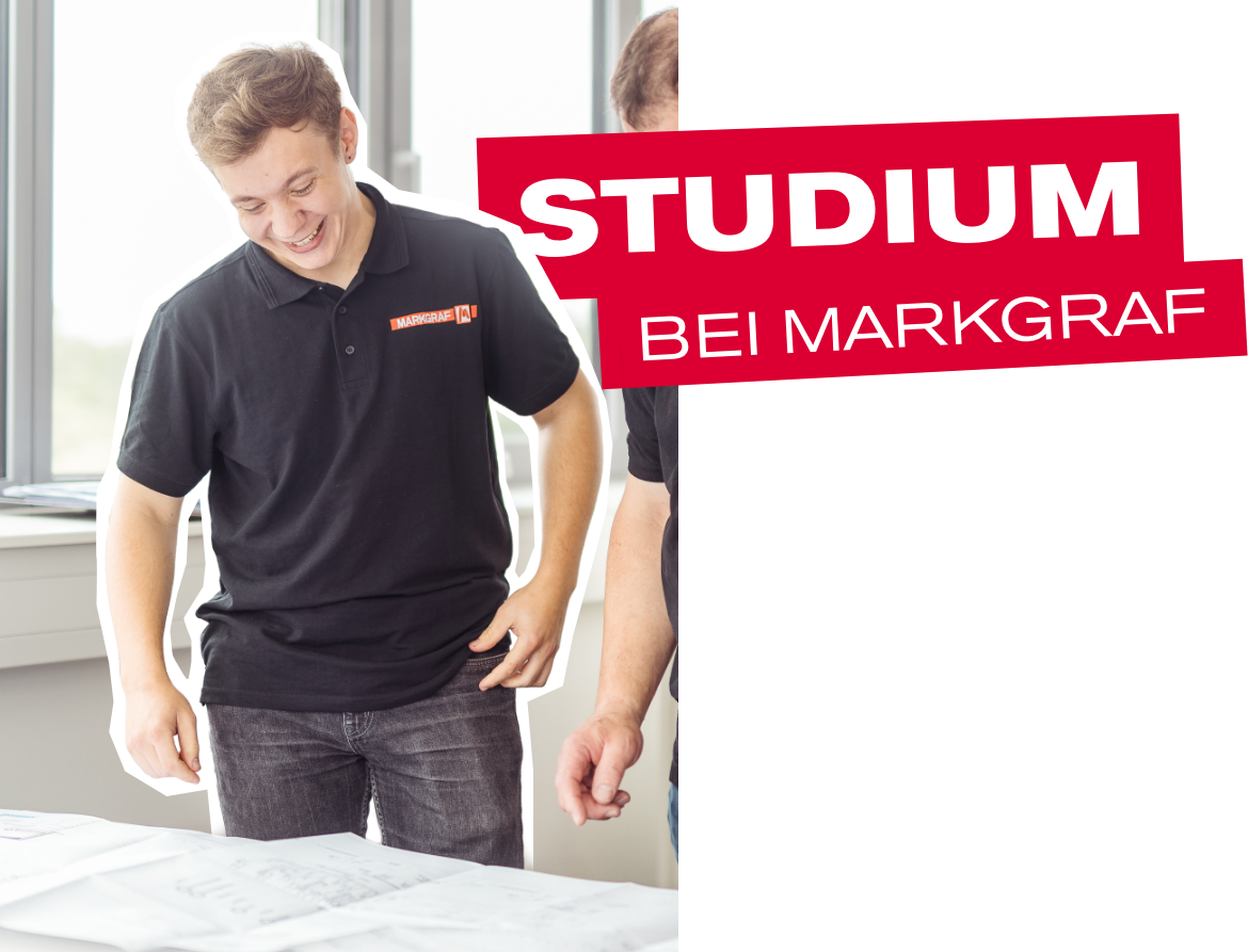 Junger, lächelnder Mitarbeiter oder Student im schwarzen Markgraf Poloshirt beugt sich über ausgebreitete Baupläne in einem Büro. Rechts davon liegt eine rote Grafik mit dem weißen Text "STUDIUM BEI MARKGRAF".